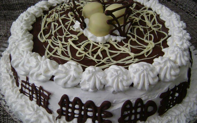 Bolo mousse de chocolate preto e branco com bombom