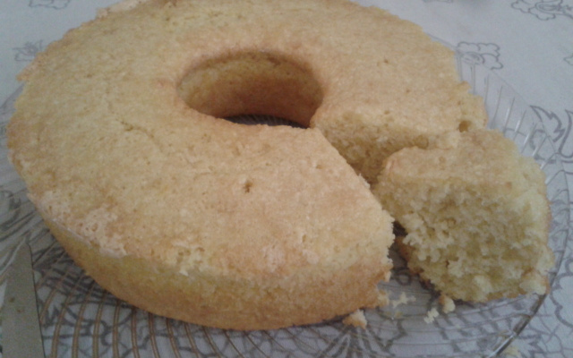 Bolo de mandioca com coco