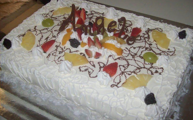 Bolo de aniversário com recheio de ameixa