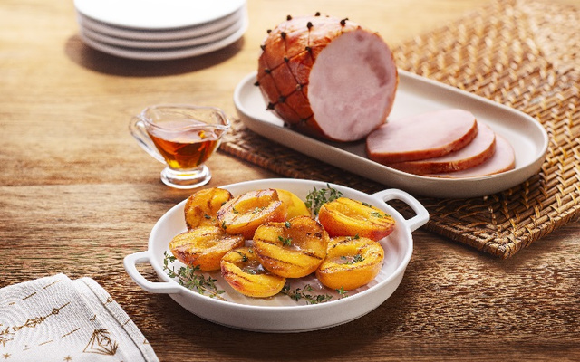 Pêssegos grelhados com mel e ervas 