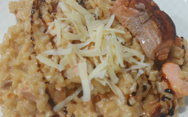 Risoto de salmão com queijo gruyere