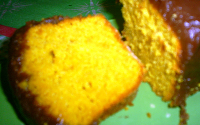 Bolo de cenoura com cobertura de chocolate suave