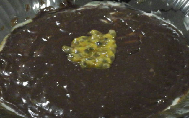 Mousse de maracujá com cobertura cremosa de chocolate