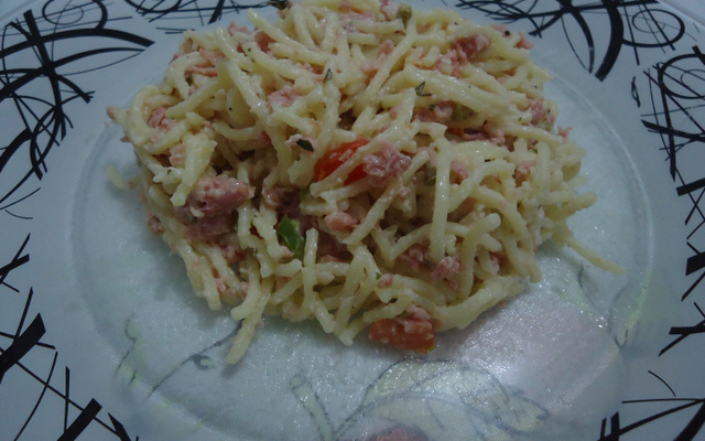 Macarrão com calabresa e molho branco
