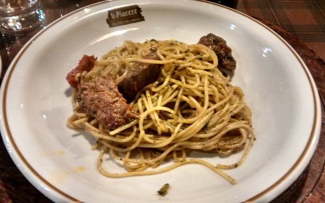 Espaguete sete ervas com escalope de filé mignon