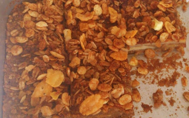 Torta integral de banana com granola