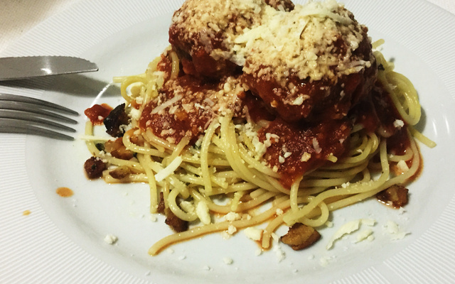 Macarrão aromático com almondegas de carne com aveia