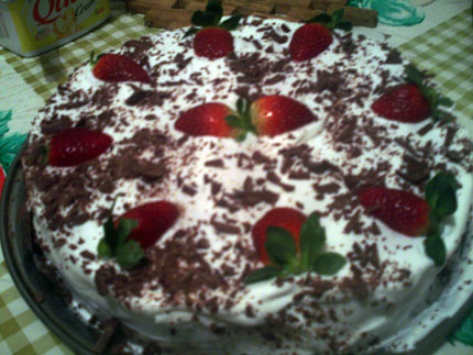 Bolo mousse de morango e chocolate