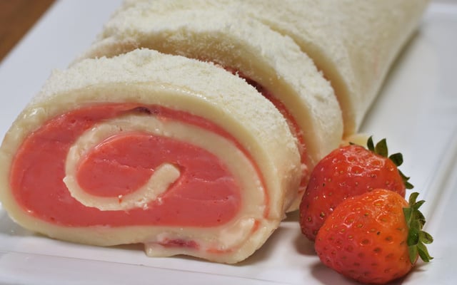 Rocambole de leite ninho com morango