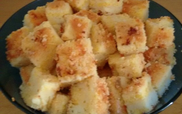 Bolo de fubá cremoso com queijo