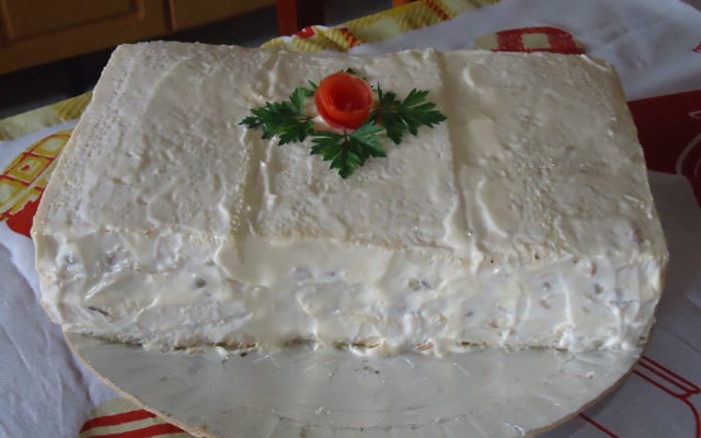 Torta fria de frango com maionese e decorada com casca de tomate
