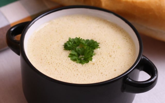 Creme de queijo feito com mussarela finalizado com ervas