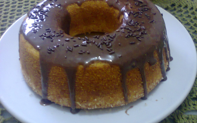 Bolo de fubá com calda de chocolate