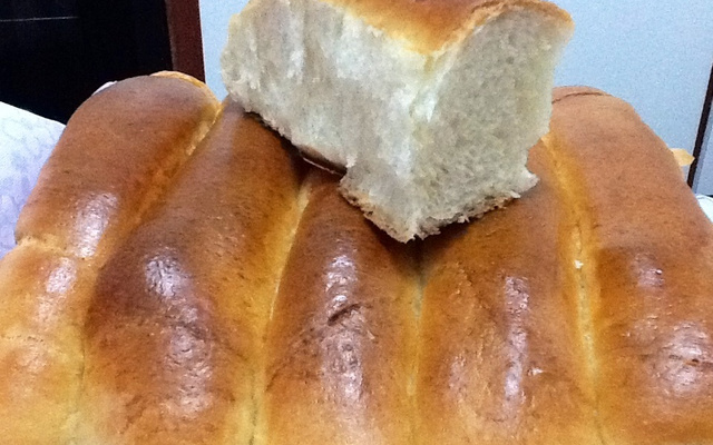Pão de cachorro quente na máquina de pão