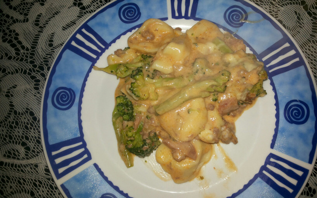 Macarrão de capeletti com brócolis ao molho rosé