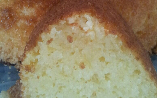 Bolo de fubá com queijo parmesão