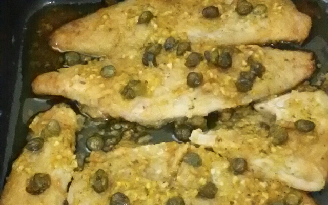 Filé de peixe na farofa ao molho de alcaparras