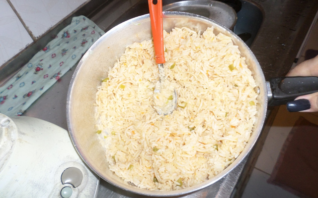 Bolinho de arroz frito e recheado