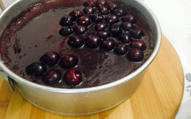 Torta de cream cheese com geleia de jabuticaba