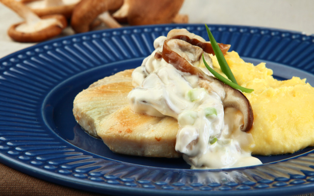Posta de peixe com purê de mandioquinha e molho de shitake