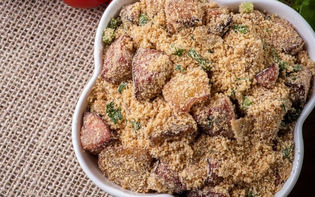 Farofa com bacon e temperos em uma travessa