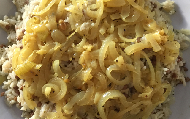 Arroz  mejadara  (arroz com lentilha)