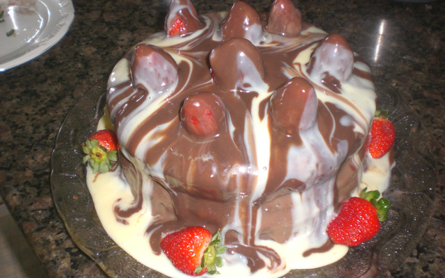 Bolo de chocolate com morangos