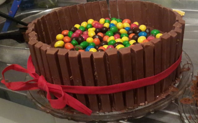 Bolo de Kit Kat com M&M'S e Nutella
