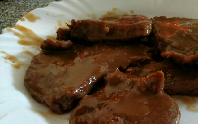Carne cozida ao molho de cerveja