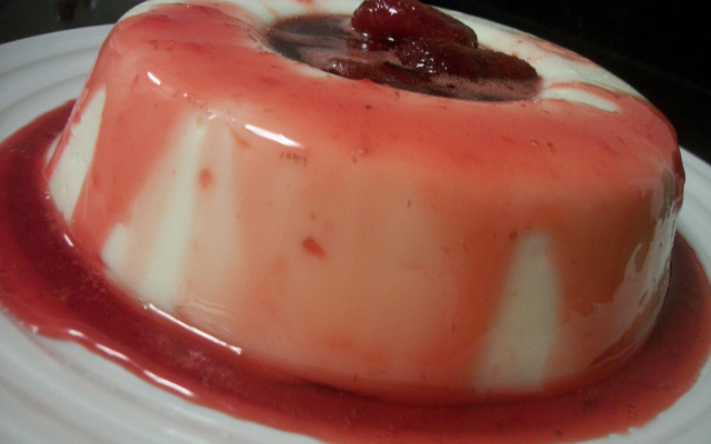 Manjar com calda de morango