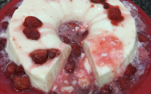 Flan de iogurte com calda de goiaba