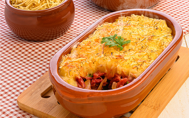 Escondidinho de aipim com mussarela e queijo parmesão