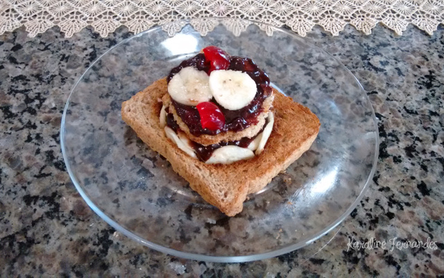 Pão integral com creme de Nutella e banana