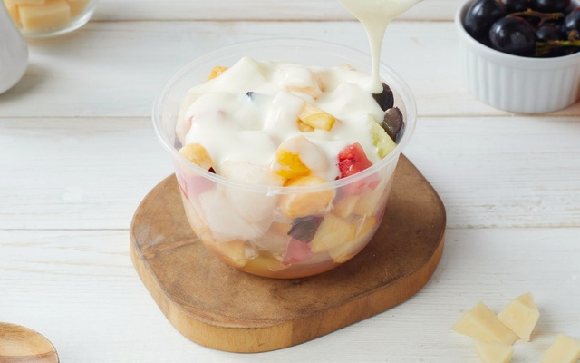 Frutas de Páscoa com baba de moça servidas em pote