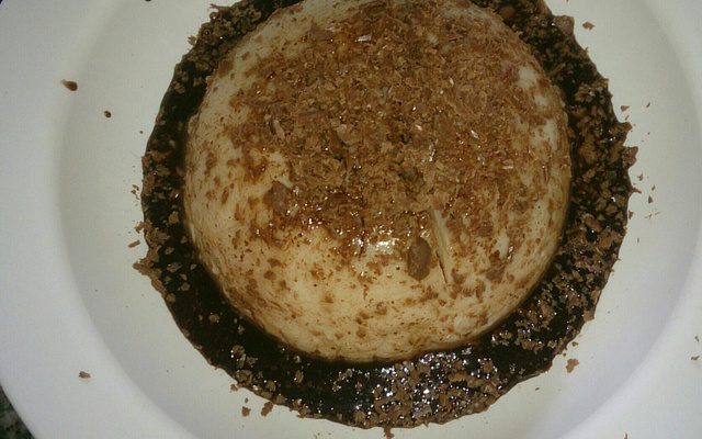 Manjar todo saboroso com calda de chocolate