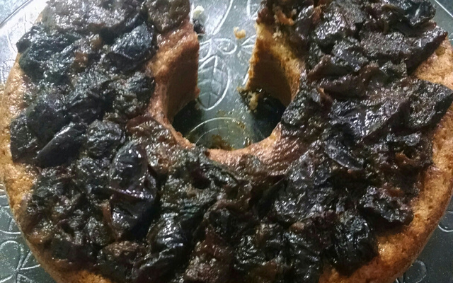 Bolo de banana com aveia e calda de ameixas