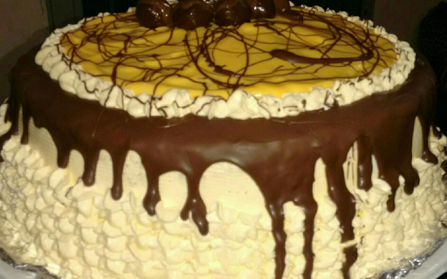 Bolo de chocolate com mousse de maracujá e cobertura de chocolate