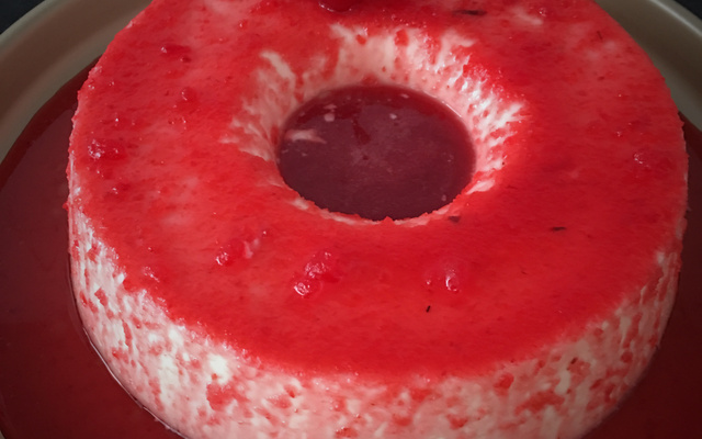 Panacotta com calda de cereja