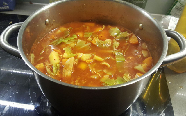 Sopão de legumes, macarrão e frango