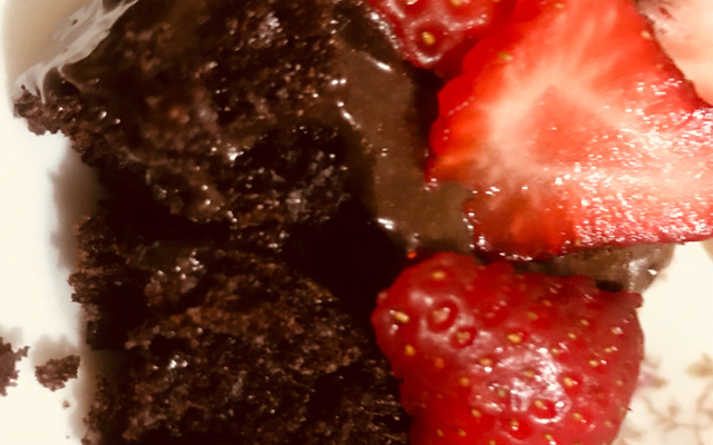 Bolo de chocolate recheado aerado e super molhadinho