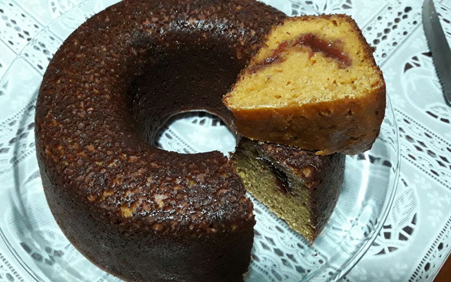 Bolo de fubá com goiabada