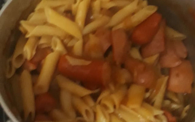 O suculento macarrão com salsicha