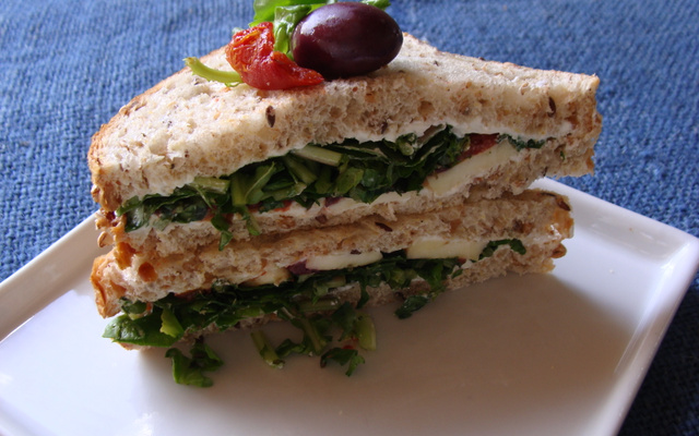 Sanduíche frio de rúcula e tomate seco da ABIMA