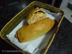 Pão caseiro recheado com queijo