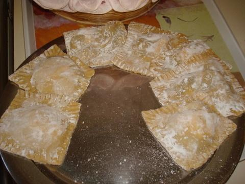 Ravioli caseiro de Shimeji, Shiitake e Cream Cheese com molho de tomates e manjeicão