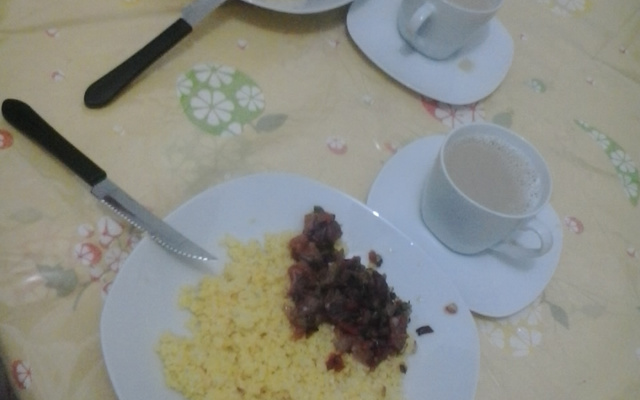 Cuscuz com carne de sol e café com leite