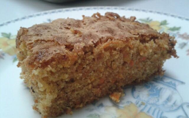 Bolo de cenoura com canela e passas