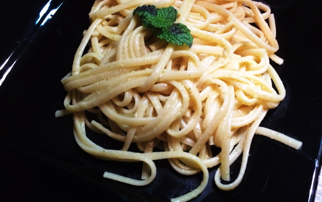 Espaguete com Pesto de Hortelã e Amêndoas