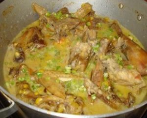 Galinha caipira com milho