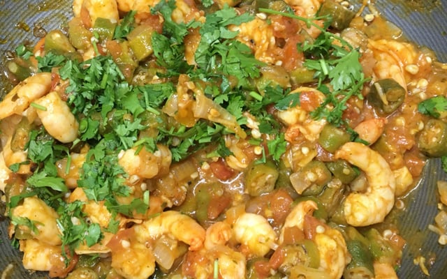 Camarão com quiabo ao leite de coco